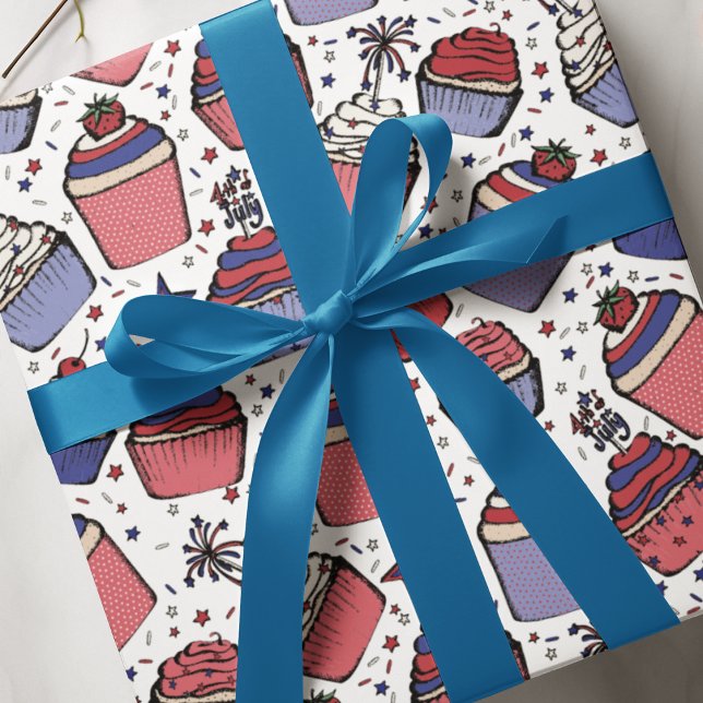 Papel De Presente Bolo de Copo Patriótico Vermelho, Branco e Azul (Fun & Festive Hand-Drawn July 4th Patriotic Red, White & Blue Cupcakes with Toppers & Sprinkles.)
