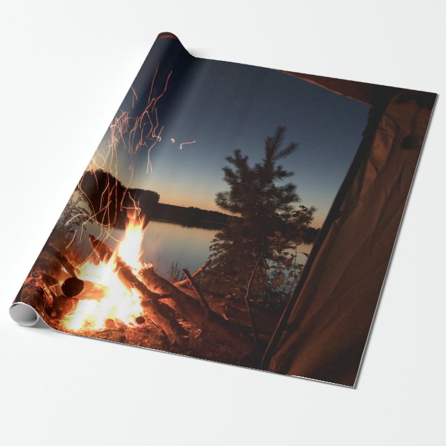 Papel De Presente Bonfre perto do corpo de água (Desenrolado)