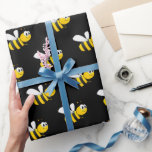 Papel De Presente Bonitinha negra feliz divertida<br><div class="desc">Decorado com abelhas-desmancha-prazeres,  amarelas e negras felizes e sorridentes. Um fundo preto chic. Para ele e para ela.</div>