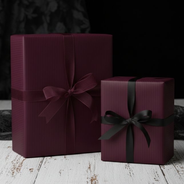 Papel De Presente Bordô Elegante em Listras Finas Bordô (Elegant and Sophisticated Gothic Burgundy on Burgundy Pinstriped Wrapping Paper for Gothic Wedding)