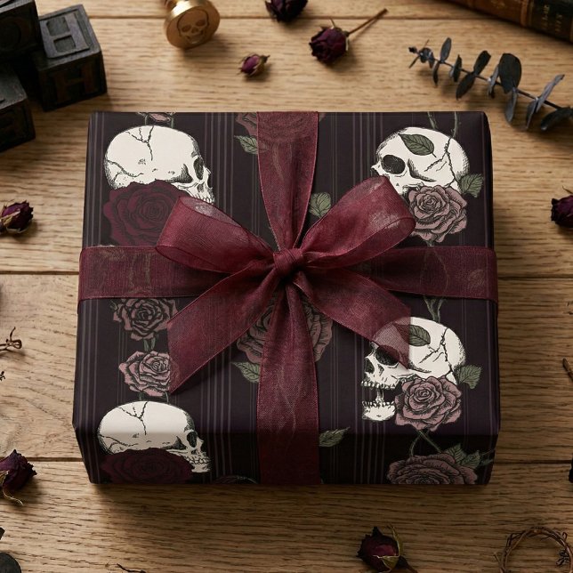 Papel De Presente Bordô Escuro Listras Góticas de Caveira e Rosa (Dark whimsigoth aesthetic wrapping paper featuring hand-drawn skulls and roses for gothic wedding)