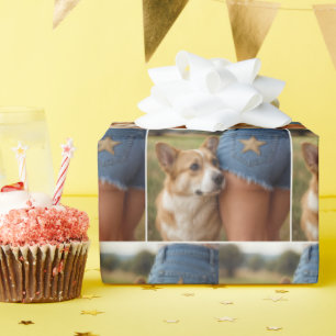 Papel De Presente Cachorro Corgi Com Mulher Jovem Em Denim Shorts