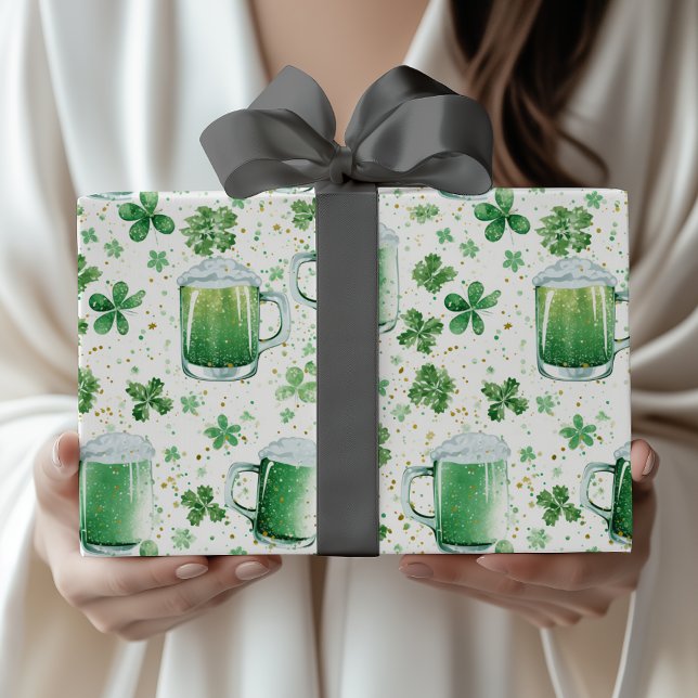 Papel De Presente Canecas de Cerveja Verde Elegantes e Trevos Branco (Criador carregado)