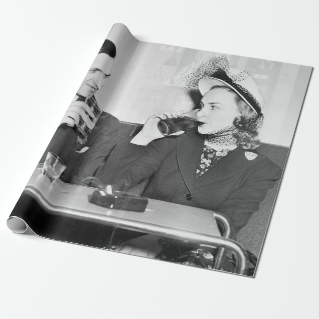 Papel De Presente Casal sentado em um restaurante flertando (Desenrolado)