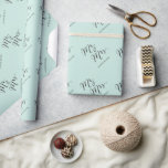 Papel De Presente Casamento de Nome do Sr. & Sra. Script Clássico<br><div class="desc">Um moderno clássico e simples design de roteiro de caligrafia preto 'Sr. e Sra.' com nomes que podem ser personalizados, em um doce fundo verde de menta pastel. Este papel de embrulho personalizado é excelente para favores de casamento, festas de casamento, noivados e chás de casais. O fundo base pode...</div>