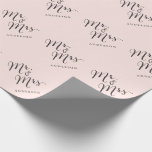 Papel De Presente Casamento de Nome do Sr. & Sra. Script Clássico<br><div class="desc">Um moderno clássico e simples design de roteiro de caligrafia preto 'Sr. e Sra.' com nomes que podem ser personalizados, em um doce fundo cor-de-rosa. Este papel de embrulho personalizado é excelente para favores de casamento, festas de casamento, noivados e chás de casais. O fundo base pode ser alterado para...</div>