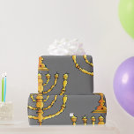 Papel De Presente Castiçal Judaico Menorá Dourada<br><div class="desc">Faça cada presente se sentir especialmente especial com este belo papel de embrulho de menorá dourada. Com uma ilustração artística inspirada no Hanukkah com tons decorativos quentes, este papel de presente festivo é perfeito para presentes de feriado, celebrações e ocasiões sazonais. Uma maneira elegante de adicionar tradição, cultura e elegância...</div>