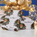 Papel De Presente Cavalier King Charles Spaniel Christmas Wreath<br><div class="desc">Este adorável cavalheiro Rei Charles Spaniel está todo escondido com uma coroa de Natal para o Natal! Decorem seus presentes de Natal com este papel de embrulho Cavalier!</div>