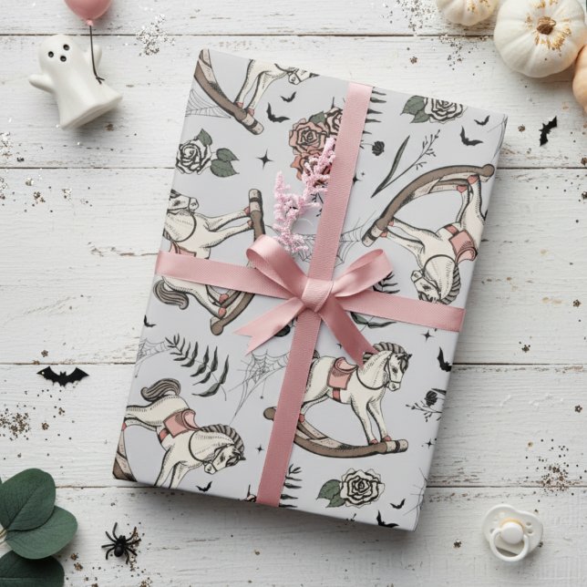 Papel De Presente Cavalo de Balanço de Bebê Gótico Cinza Claro e Ros (Gothic Vintage Rocking Horse & Blush Pink Floral Pattern for Her. Halloween Baby Shower Baby Shower)