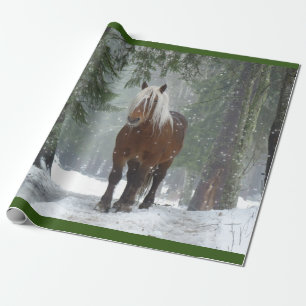 Papel De Presente Cavalo marrom em uma floresta de inverno com neve 