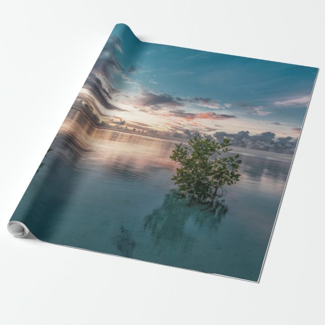 Papel De Presente céu azul com nuvens vermelhas e escuras refletidas (Desenrolado)