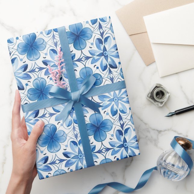 Papel De Presente Chá de Noiva com Flores Azuis e Brancas (Presentear)
