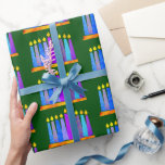 Papel De Presente Chanucá Menorah, uma vela branca e branca em verde<br><div class="desc">Uma ilustração lúdica, moderna e artística de velas de padrão de feitiço, divertidas e divertidas em uma menorah ajuda você a lançar no feriado de Chanucá. Velas azuis cortadas com padrões de folha de alumínio coloridas cobrem um fundo verde rico e profundo. Sinta o calor e a alegria da temporada...</div>