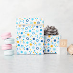 Papel De Presente Chanukah Jewish Stars Snowflakes White Blue<br><div class="desc">Adicione alguma cor de feriado e brilho com este divertido design de papel de embrulho Chanukah. Adequado para crianças ou adultos, necessidades de plástico corporativo ou familiar. Há sacos de presentes coordenados, papel de tecido e fita para uma aparência completa de Chanukah, ou você pode misturar e combinar com nossos...</div>