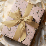 Papel De Presente Chic Blush Royal Queen Bee Dourada Coroa Rosa<br><div class="desc">Crie uma apresentação elegante de presente com este Papel de Embraiamento Cor-de-Rosa Espelho. Apresentando um padrão sem igual da minha ilustração desenhada à mão da Rainha Bee e da sua coroa ouro, zunindo por aqui e por ali. As palavras desenhadas à mão em ouro, "Rainha Bee" estão espalhadas pelo padrão....</div>