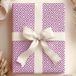 Papel De Presente Chic Labirinto Grego Roxo e Branco<br><div class="desc">Eleve o seu presente com este papel de embrulho chic e moderno que apresenta um padrão de labirinto grego roxo e branco hipnotizante. O design intrincado adiciona um toque de sofisticação e intriga, perfeito para ocasiões especiais, casamentos ou qualquer celebração onde você queira que seus presentes se destaquem. Este papel...</div>