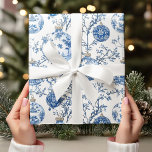 Papel De Presente Chinoiserie Blue & White Ornament Elegante<br><div class="desc">Enrole seus presentes de férias em eterno elegância com este papel embrulho de Design Elegante de Chinoiserie Blue & White Enfeites de natal. Inspirado pelo estilo clássico Toile de Jouy, este design luxuoso apresenta baubles de Natal intricadamente detalhados numa paleta azul e branca refinada. Perfeito para aqueles que amam padrões...</div>