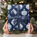 Papel De Presente Chinoiserie Blue & White Ornament Elegante<br><div class="desc">Transforme a sua experiência de doação de feriado com este documento de empacotamento Elegante de Design de Enfeites de natal de Chinoiserie Azul & Branco. Adorado com louvores luxuosos de Chinoiserie e apresentando um espantoso fundo azul marinho, este vetor Toile de Jouy design expele sofisticação e charme. As intrincadas ilustrações...</div>