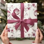 Papel De Presente Chinoiserie Burgundy e Enfeites de natal Branco<br><div class="desc">Eleve o seu presente de férias com este Elegante Chinoiserie Burgundy & White Enfeites de natal Wrapping Paper. Apresentando um padrão sofisticado inspirado no Toile de Jouy, com ornamentos intrincados e vintage em branco robusto e nítido, este design exude o estilo luxo e eterno. Perfeito por adicionar um toque refinado...</div>
