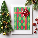 Papel De Presente Christmas Red and Green Wave Design<br><div class="desc">Quer seja para feriados,  aniversários,  ou qualquer ocasião especial,  esta design de onda vermelha e verde certamente vai chamar a atenção de todos. As ondas ousadas e alongadas criam um padrão ritmado e visualmente equilibrado que se parece com formas S lisas e fluentes.</div>