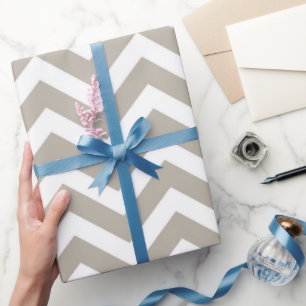 Papel De Presente Cinza & Branco Chevron Grosso V4 de Casamento Aniv