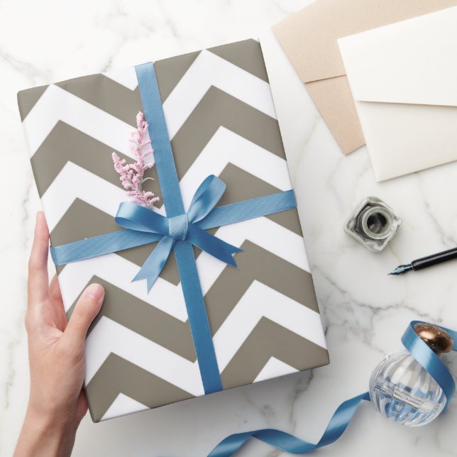 Papel De Presente Cinza e Branco Chevron Grosso V3 para Casamento An (Presentear)