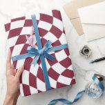 Papel De Presente Coleção de Casamento Violeta Borgonha Xadrez Chequ<br><div class="desc">Produtos de festa de casamento com tema cor vermelha escura borgonha modernos e boêmios. Design de xadrez distorcido retrô e tendência perene,  pratos de papel xadrez distorcidos em uma linda e elegante cor vermelha escura borgonha e branca.</div>