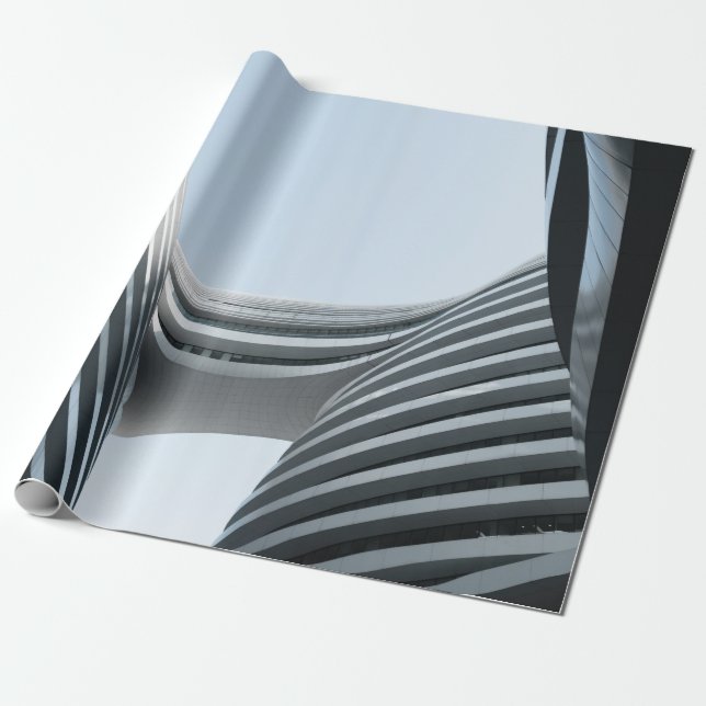 PAPEL DE PRESENTE CONSTRUÇÃO DE CONCRETO BRANCO E PRETO SOB O CÉU AZ (Desenrolado)