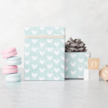 Papel De Presente Corações Brancos em Linho Verde Pálido<br><div class="desc">Adicione um toque de doçura a qualquer presente com este Papel de Embrulho Corações Brancos em Linho,  apresentando um fundo suave e rústico e um charmoso padrão de corações. Perfeito para casamentos,  aniversários e ocasiões de carinho!</div>