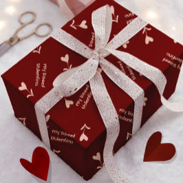 Papel De Presente Corações em Script Creme sobre Burgundy– padrão de