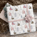 Papel De Presente Cozy Home Christmas Pink ID985<br><div class="desc">Um padrão de aquarela sem costura com pequenas casas confortáveis aninhadas nas passagens de neve entre ramos de árvore negras e folhas é o design perfeito para um Natal em casa. Disponível em duas paletas coloridas de ventre, esta versão apresenta tons de bege rosa, prateado e macio. Procure ID985 para...</div>
