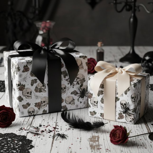Papel De Presente Crânios e Rosas Góticos Brancos (Gothic Black and White Floral Skulls Wrapping Paper. Vintage Dark Skull Roses Halloween Pattern)