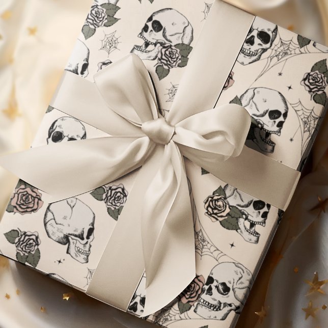 Papel De Presente Creme de gótico Caveira e Flores no Dia das Bruxas (Gothic Floral Skulls Pattern Wrapping Paper. Hand-Drawn Skulls, Roses, Leaves, Webs on Elegant Cream)