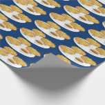 Papel De Presente Creme de leite do molho de Apple dos Latkes do<br><div class="desc">Papel de envolvimento que mostra um teste padrão de repetição de desenhos animados de sorriso do latke em uma placa com creme de leite e molho de maçã todos em um fundo azul.</div>