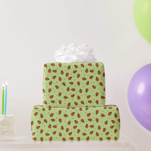 Papel De Presente Cute ladybugs Easter pattern on light green (Presentes para festas)
