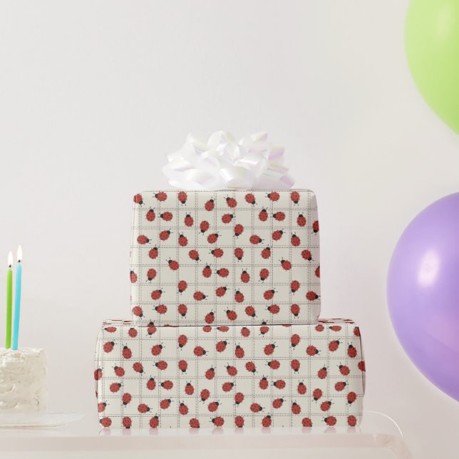 Papel De Presente Cute ladybugs Easter pattern on plaid cream white (Presentes para festas)