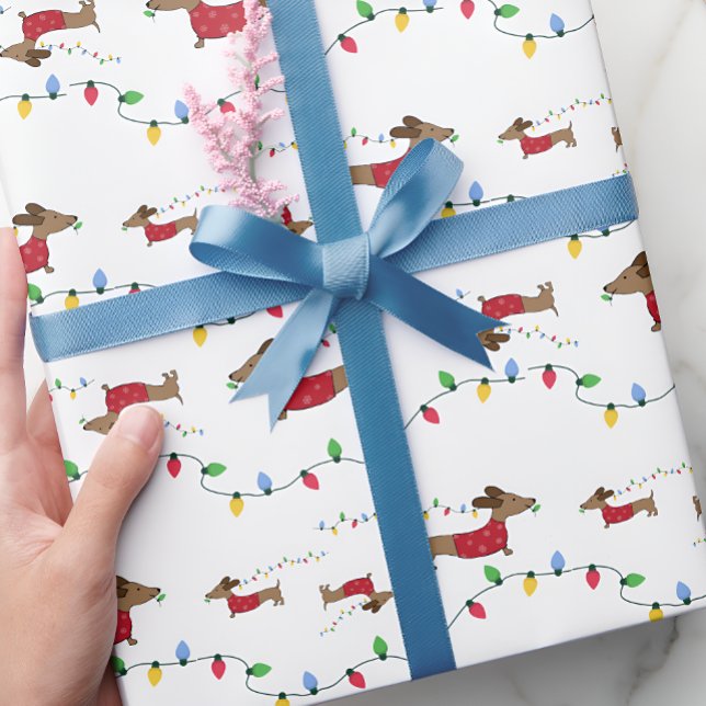 Papel De Presente Dachshund Roubando Luzes De Árvore De Natal Dando  (Naughty wiener dog - stealing Christmas tree lights - gift wrap for dachshund moms and doxie dads)