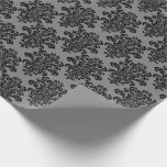 Papel De Presente Damasco Preto no Padrão Elegante da Cinza<br><div class="desc">Vestir suas embalagens com um papel embrulhado elegante e permanente, em damasco preto, sobre um fundo de cinza. É uma escolha excelente para tantas ocasiões: chás de panela, casamentos, aniversários, graduações, aposentadorias, festas de despedida e muito mais. Você pode adicionar qualquer fita colorida com esta design para um belo presente....</div>