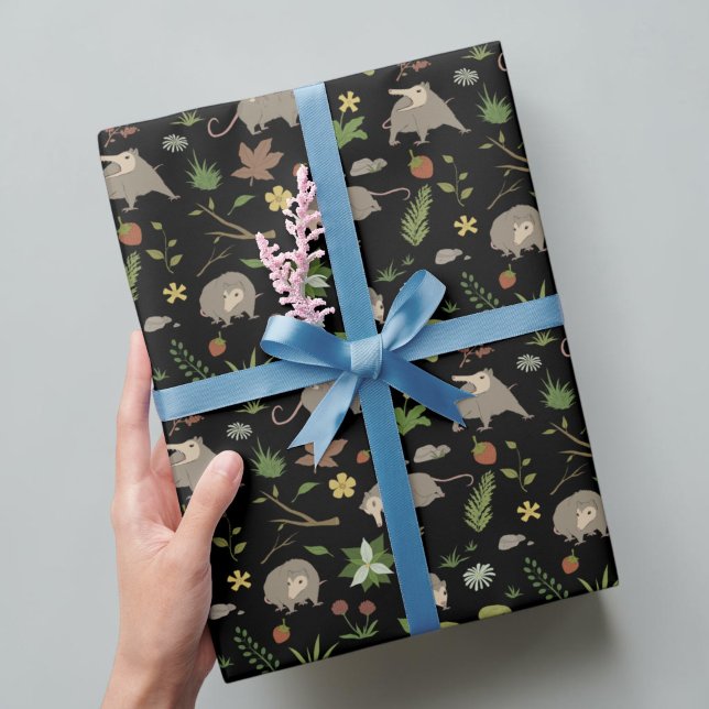 Papel de Presente de Gambá Gritando Engraçado (A gift wrapped in funny opossum forest pattern giftwrap in moody black and earthy tones.)