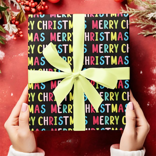 Papel De Presente Design de texto de Multicoloração de Natal Bold Bl (Merry Christmas Black Background Wrapping Paper)