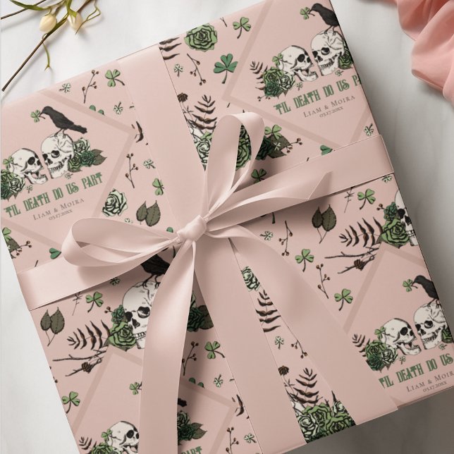 Papel De Presente Dia de São Patrício Gótico Flores de Crânios Casam (Chic Gothic Irish Wedding Til Death Do Us Part Gift Wrap. HandDrawn Skulls, Black Raven, Green Roses)