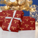 Papel De Presente Dourado e Red Christmas Holly<br><div class="desc">Esse papel elegante e glamouroso de embrulho é versátil e pode ser usado para dar presentes ou projetos de arte e artesanato. É ideal para qualquer ocasião como Natal, aniversários, casamentos, chás de panela, chás de fraldas, aniversários ou presentes gerais. A design apresenta um holly de Natal dourado sobre um...</div>