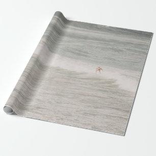 PAPEL DE PRESENTE DUAS PESSOAS A SOBREVIVER EM ONDAS MARÍTIMAS DURA