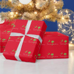 Papel De Presente É um Natal Carolina Feriado na Carolina do Sul<br><div class="desc">Este belo papel de embrulho de Natal mostra a Bandeira do Estado da Carolina do Sul com a Árvore de Palmetto e a Lua Crescente em verde brilhante. O texto diz "É um Natal da Carolina" em letras brancas sobre um fundo vermelho festivo. Comemore os feriados no estilo Southern Lowcountry...</div>