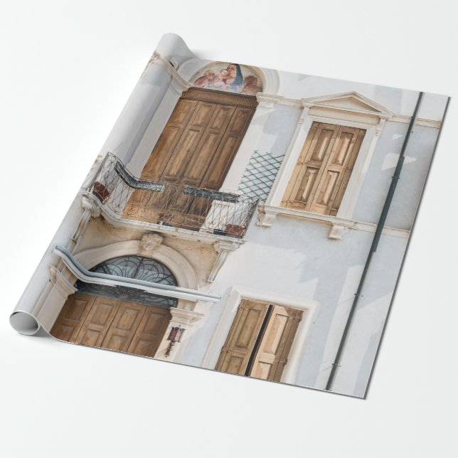 PAPEL DE PRESENTE EDIFÍCIO BRANCO CONCRETO COM PORTAS DE MADEIRA E V (Desenrolado)