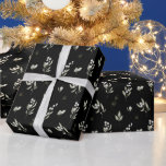 Papel De Presente Elegante Black Winter Greenery Botanical Christmas<br><div class="desc">Este elegante papel de embrulho de férias apresenta um lindo padrão de cor d'água de inverno branco,  bagas e folhagem sobre fundo preto chico. Este papel de embrulho coordena-se com os nossos cartões com fotos de férias botânicos Elegantes do inverno Verde.</div>