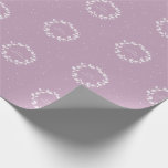Papel De Presente Elegante Minimal Mauve Christmas Holly Wreath<br><div class="desc">Ferrugem branca e impressão holly e bagas com flocos de neve / mais bagas pontuadas aleatoriamente e texto lendo "Feliz Natal". Use as ferramentas de edição do Zazzle para mover/colocar manualmente, redimensionar, girar e azulejo a imagem da coroa de acordo com as suas necessidades. O design está disponível em uma...</div>
