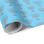 Papel De Presente Elegante Sky Blue | Hanukkah | MENORAH<br><div class="desc">Elegante papel de embrulho MENORAH azul do céu,  mostrando com a falsa menorah de cinza prateada em um padrão ladeado. Este é um design minimalista,  simples,  elegante,  especialmente adequado para o show ou artesanatos de Chanucá.</div>