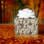 Papel De Presente Elementos do Natal clássico Carol Brown<br><div class="desc">Celebre o espírito eterno da época com este papel embrulhado de A Christmas Carol, inspirado pelo clássico de Charles Dickens. Este padrão sem descontinuidades traz à vida personagens icônicos como Ebenezer Scrooge, Tiny Tim, e os Fantasmas do Natal Passado, Presente e Futuro, junto com elementos vitorianos charmosos como candeeiros de...</div>