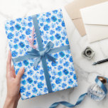 Papel De Presente Embalagem exterior de cor aquosa, azul e branca<br><div class="desc">Bonito papel de embrulho de bronzeador azul,  cor de água,  com moldagem de presente. A cor de fundo pode ser personalizada para sua própria escolha de cor,  atualmente branca. © Original,  pintado à mão,  pintado à aquarela e design por Sarah Trett para www.mylittleeden.com</div>